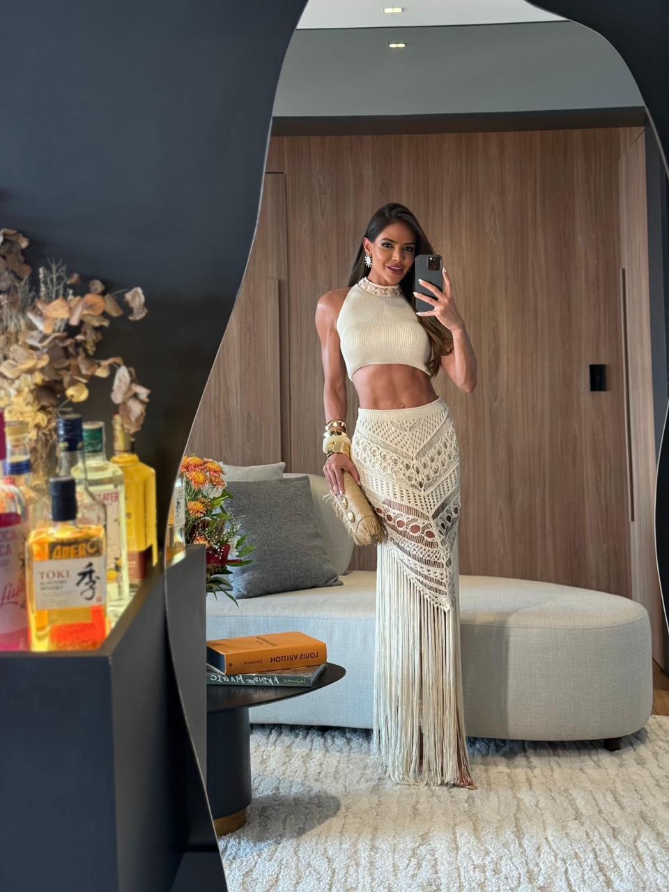 CONJUNTO CAPRI OFF - CROPPED COM PEDRARIAS , SAIA E HOT PANT , FIOS DE SEDA