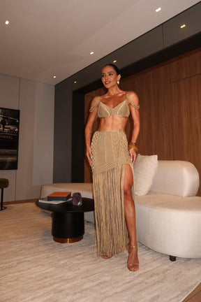 CONJUNTO BARCELONA TOFFEE - TOP COM PEDRARIAS, SAIA E HOT PANT , FIOS DE SEDA
