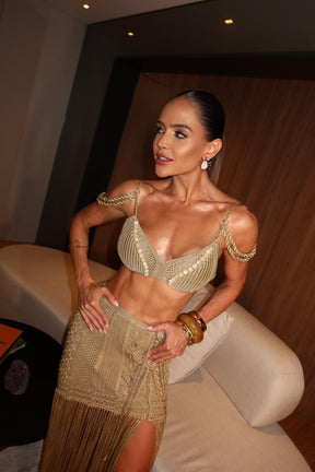 CONJUNTO BARCELONA TOFFEE - TOP COM PEDRARIAS, SAIA E HOT PANT , FIOS DE SEDA