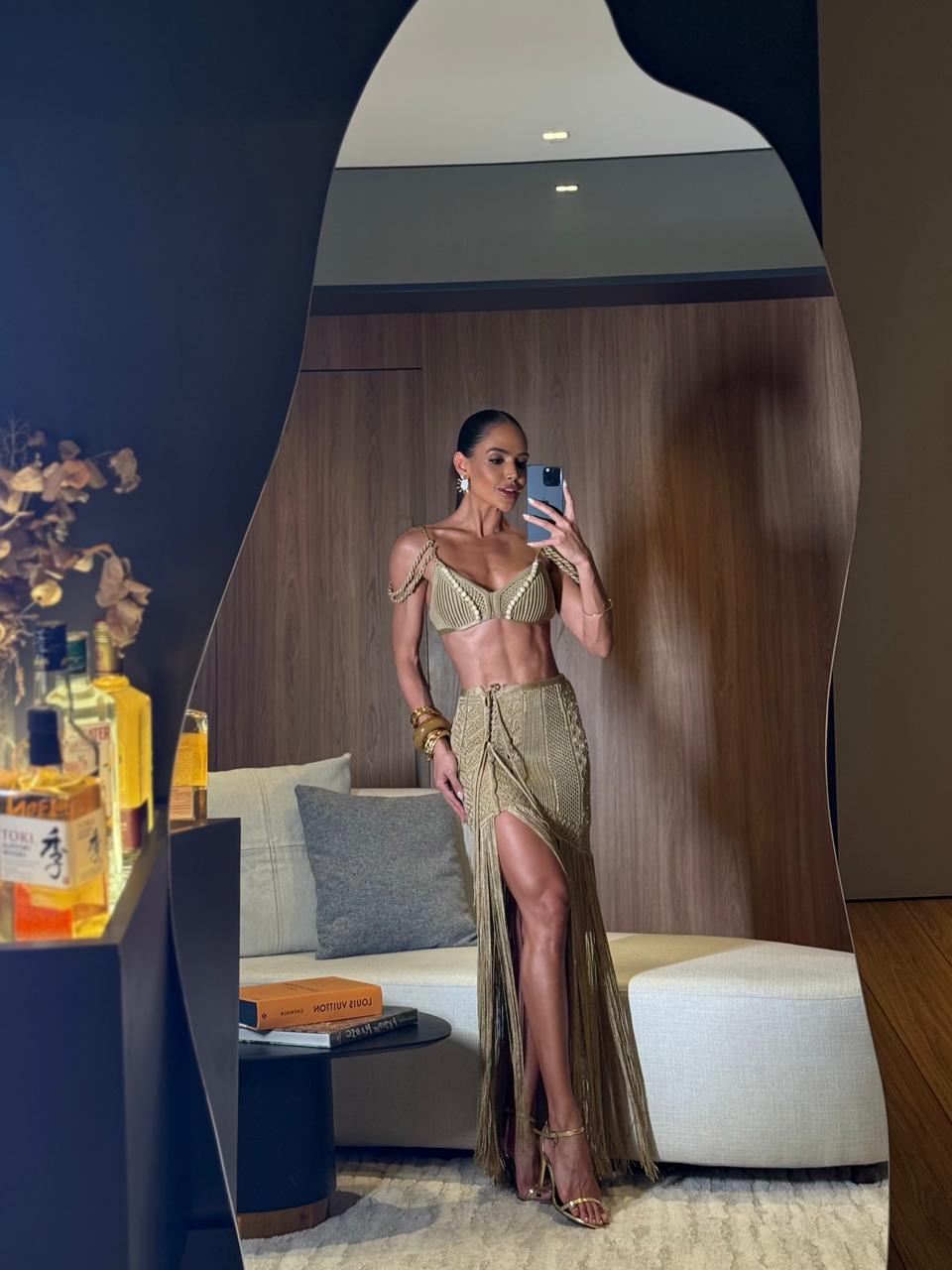 CONJUNTO BARCELONA TOFFEE - TOP COM PEDRARIAS, SAIA E HOT PANT , FIOS DE SEDA