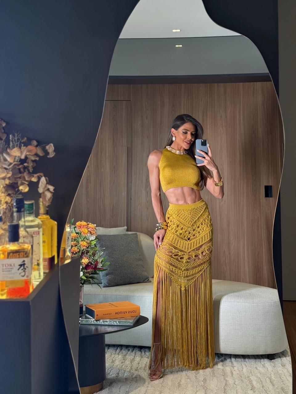 CONJUNTO CAPRI GOLD - CROPPED COM PEDRARIAS , SAIA E HOT PANT , FIOS DE SEDA