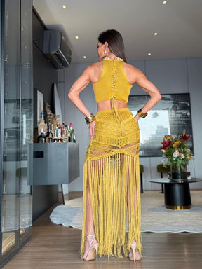 CONJUNTO CAPRI GOLD - CROPPED COM PEDRARIAS , SAIA E HOT PANT , FIOS DE SEDA