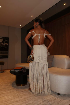 CONJUNTO BARCELONA OFF - TOP COM PEDRARIAS, SAIA E HOT PANT , FIOS DE SEDA